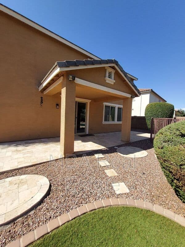 Mesa House: 3031 E Regina St