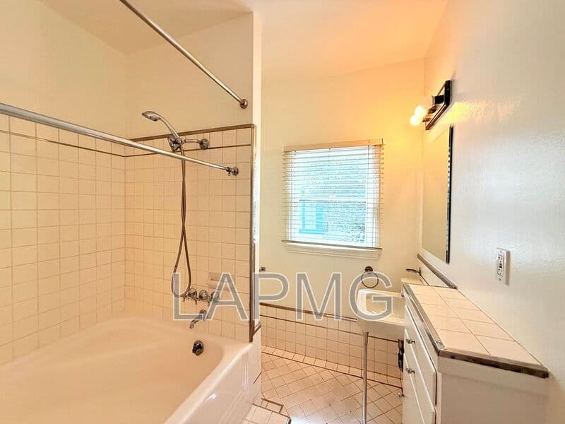 Los Angeles House: 7660 Hollywood Boulevard