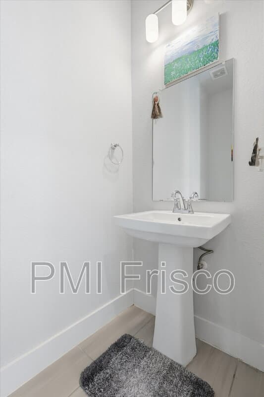 Dallas House: 8132 Bromley Dr