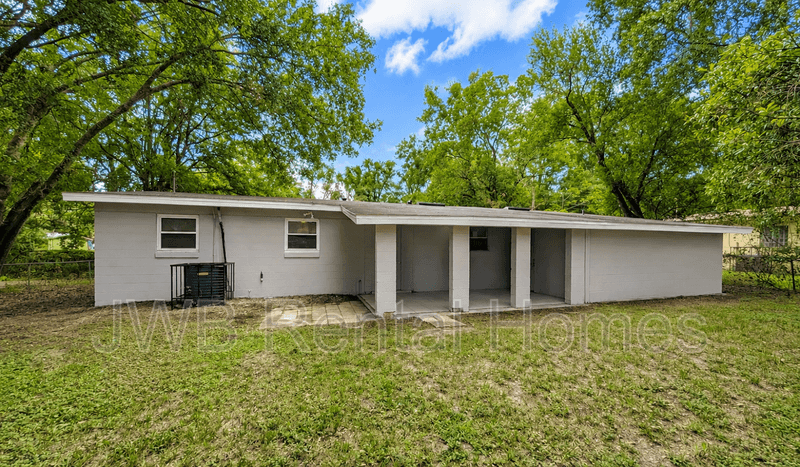 Jacksonville House: 6835 Tinkerbell Ln