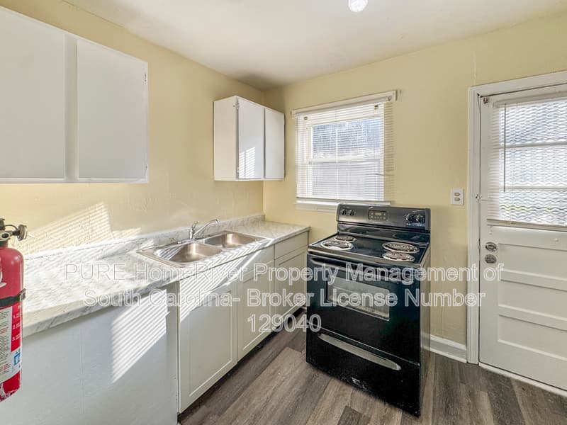 Columbia House: 2413 Laurel St
