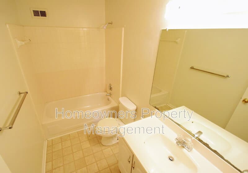 Fayetteville House: 599 Winding Creek Rd