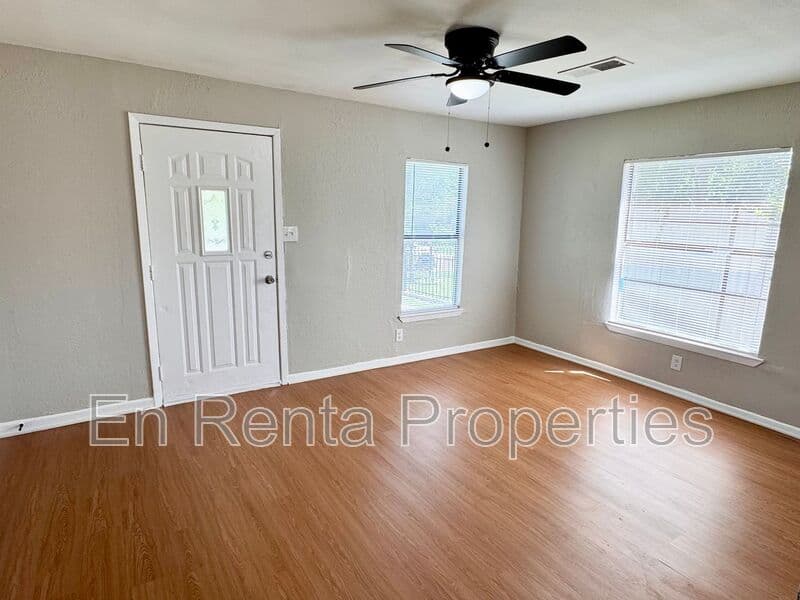 Fort Worth House: 525 Hammond St.
