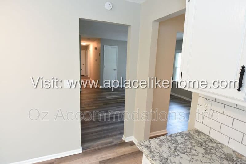 Olathe House: 14120 S Raintree Dr