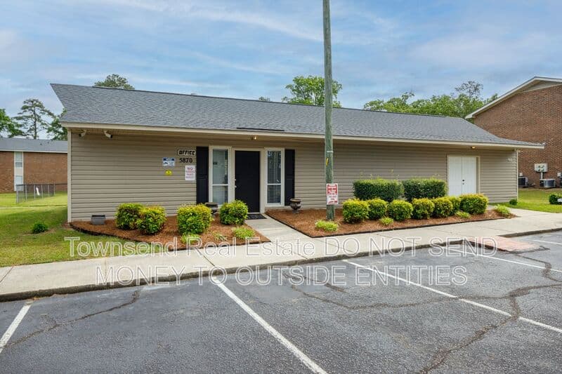 Fayetteville House: 5858-D Century Oaks Drive