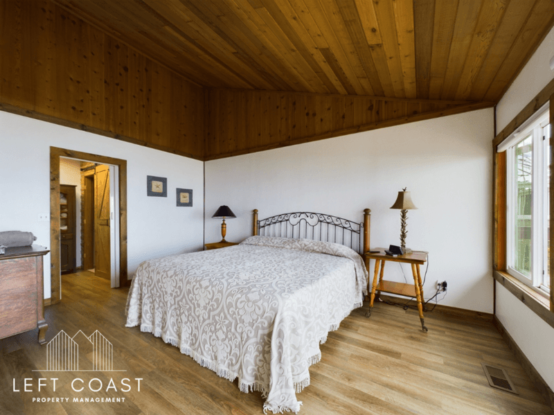 Lincoln City House: 1033 Northwest Inlet Avenue