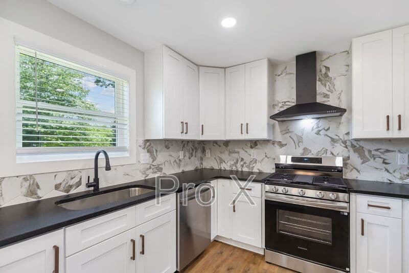 Bentonville House: 809 Carson Drive