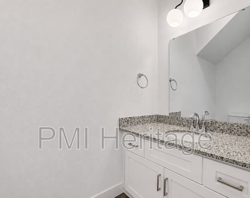 Centerton House: 550 Discovery Ave