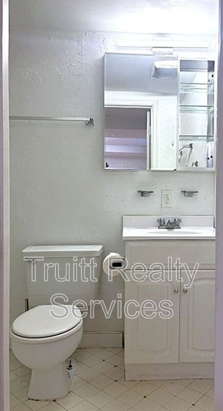 Washington Condo: 711 14th St SE
