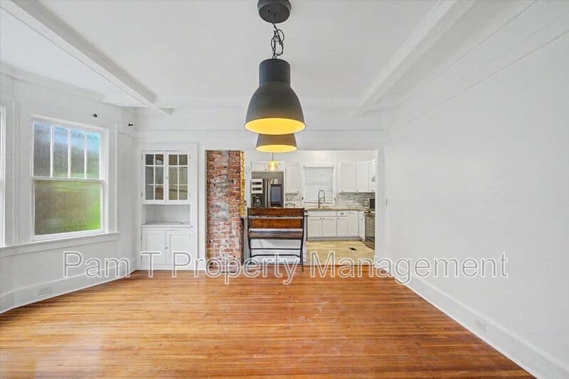 Savannah House: 1118 E Duffy St