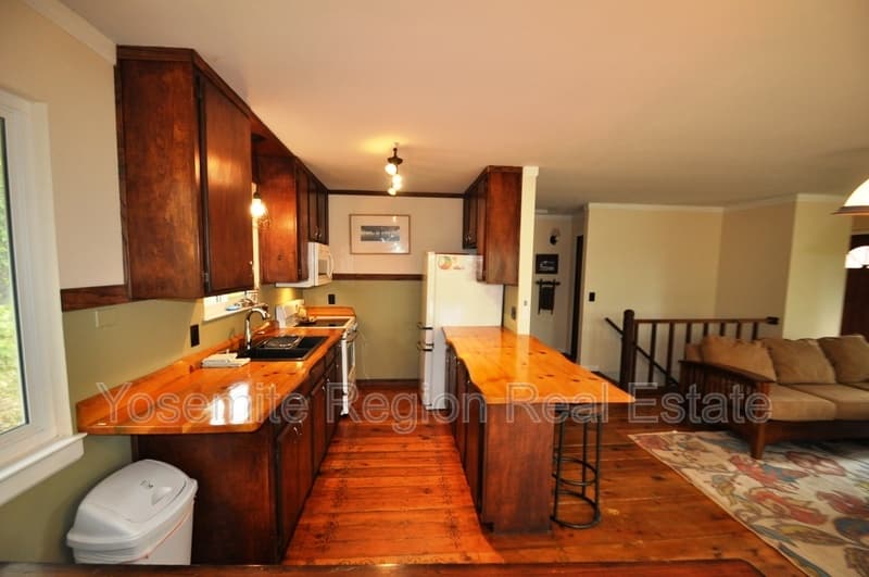 Groveland House: 20020 Bluebell Court