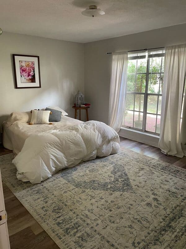 Charleston House: 811 N Colony