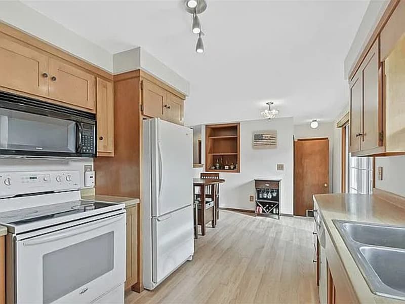Ashwaubenon House: 2217 Barberry Lane
