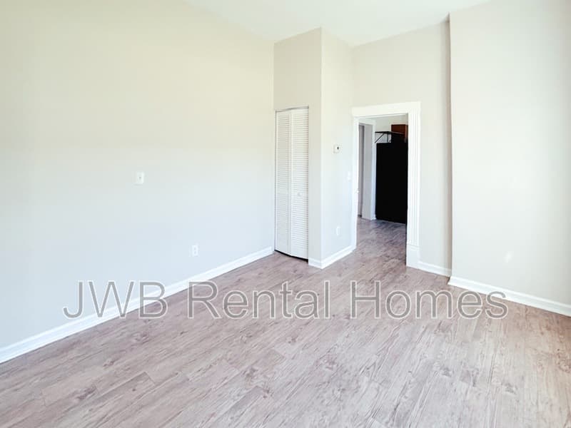 Jacksonville House: 291 Claude St