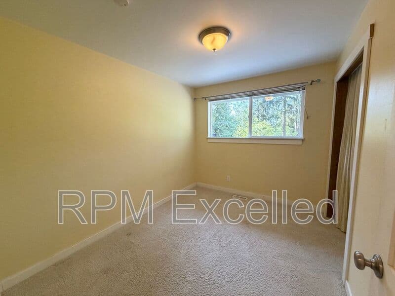 Kent House: 24625 148th Ave SE