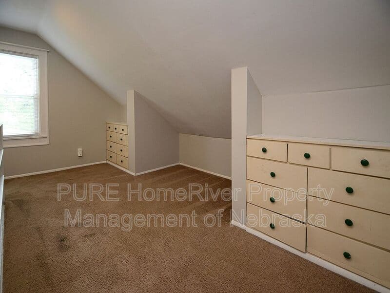 Omaha House: 2108 S 46th St