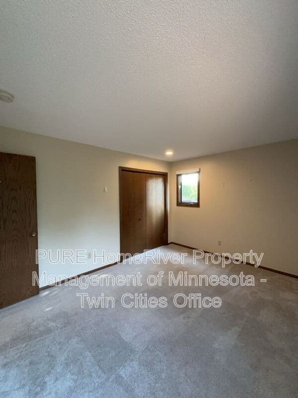 Edina House: 7420 Hyde Park Cir