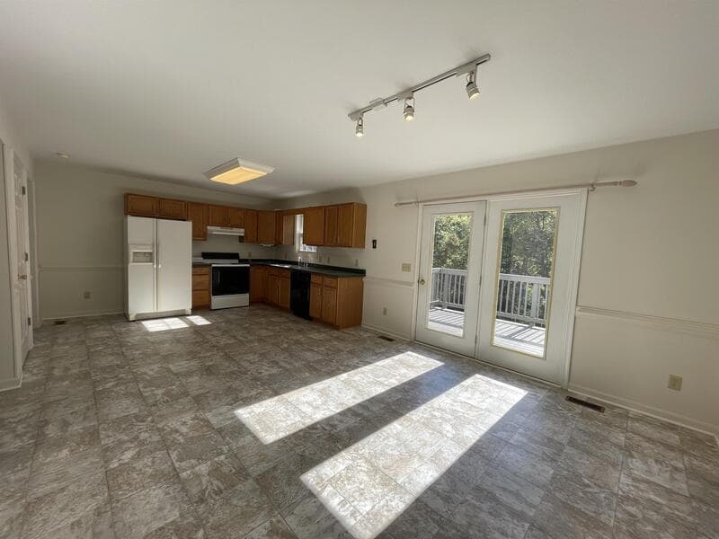 King George House: 10197 Madison Dr