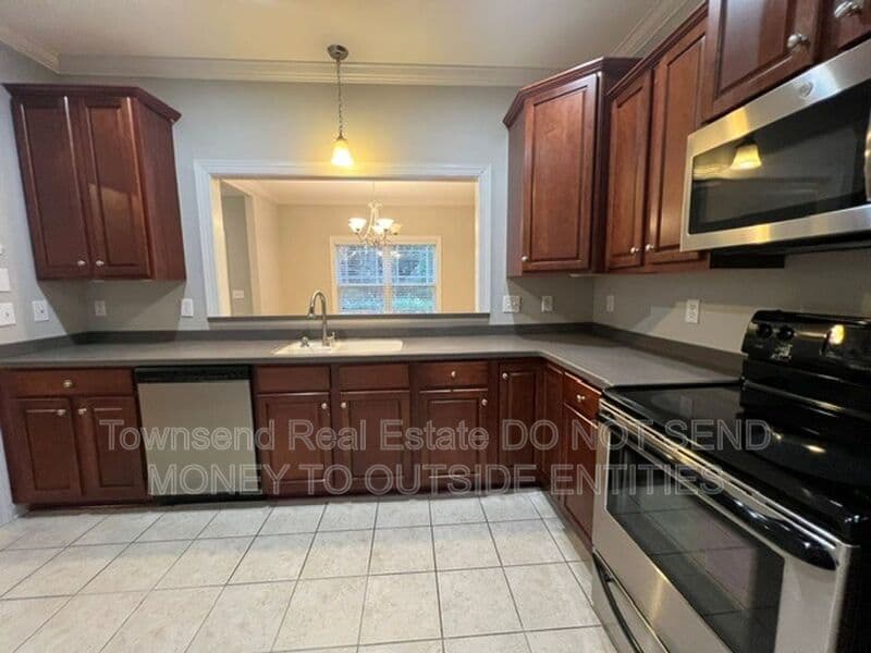Fayetteville House: 934 Westland Ridge Rd.