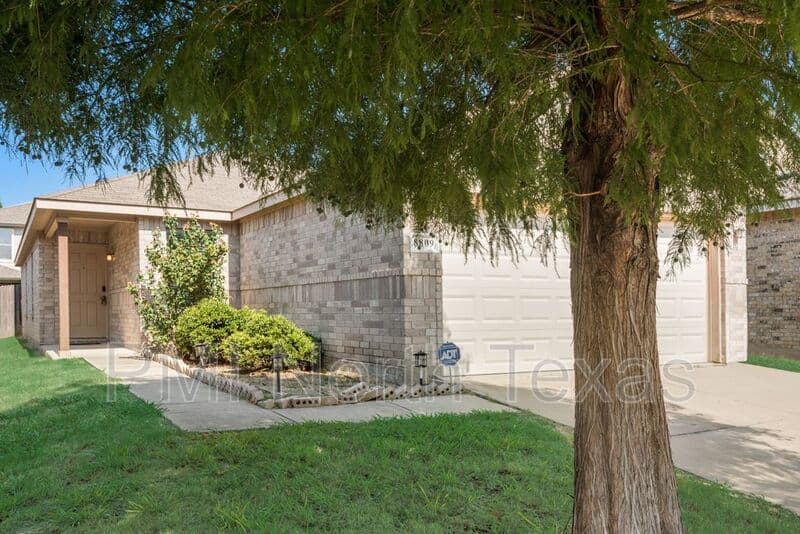 Fort Worth House: 8809 Valley River Drive