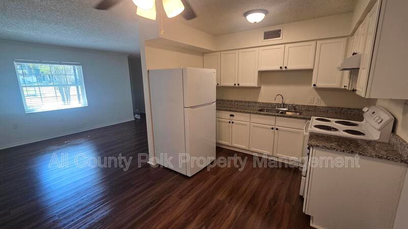 Lakeland Apartment: 915 Ariana St
