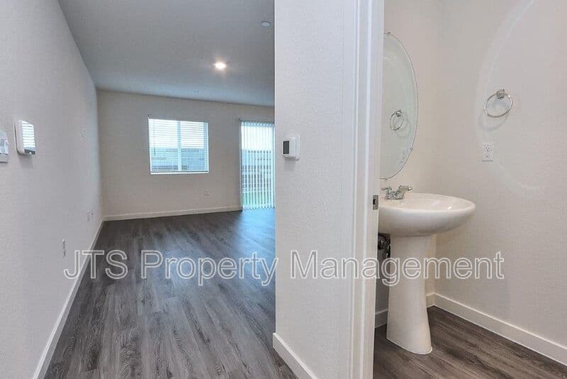 Roseville House: 2049 Shady Tree Circle
