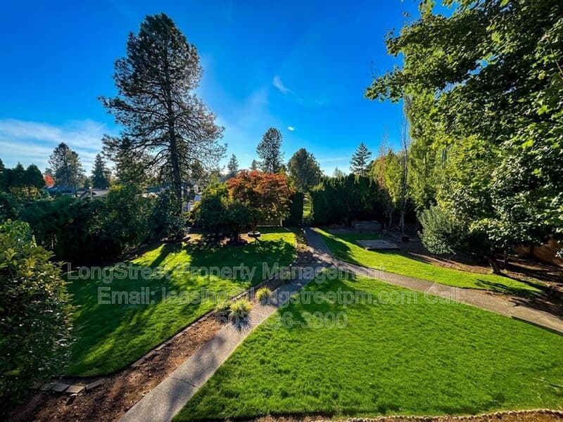 Salem House: 869 Meadowlawn Dr SE