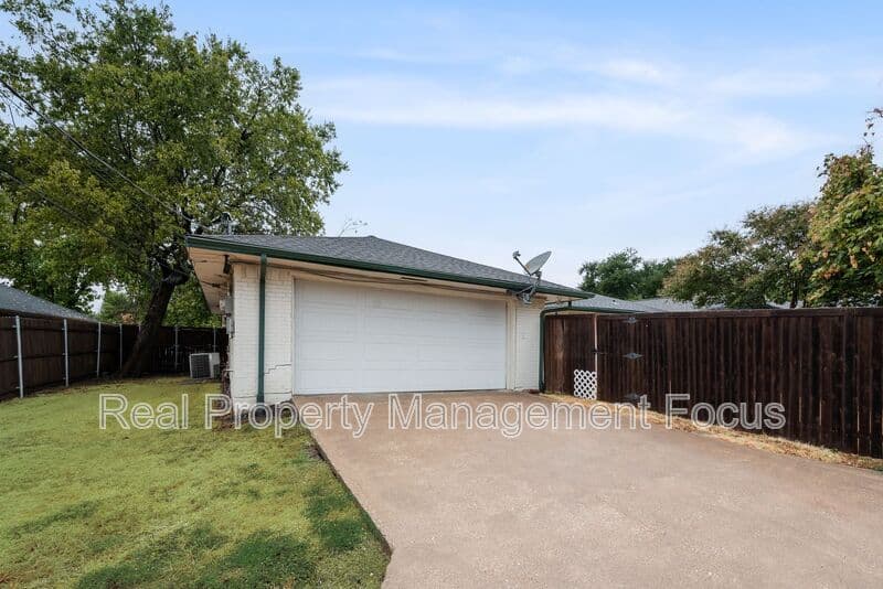 Dallas Townhome: 14722 Overview Dr