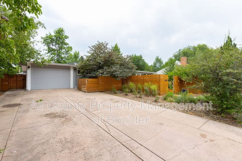 Boulder House: 4690 Sioux Dr