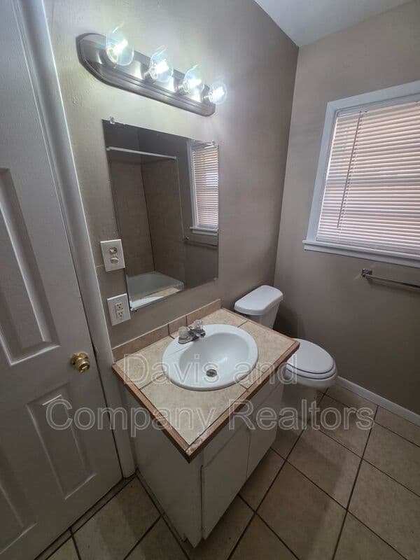 Midland House: 4210 Pasadena Dr
