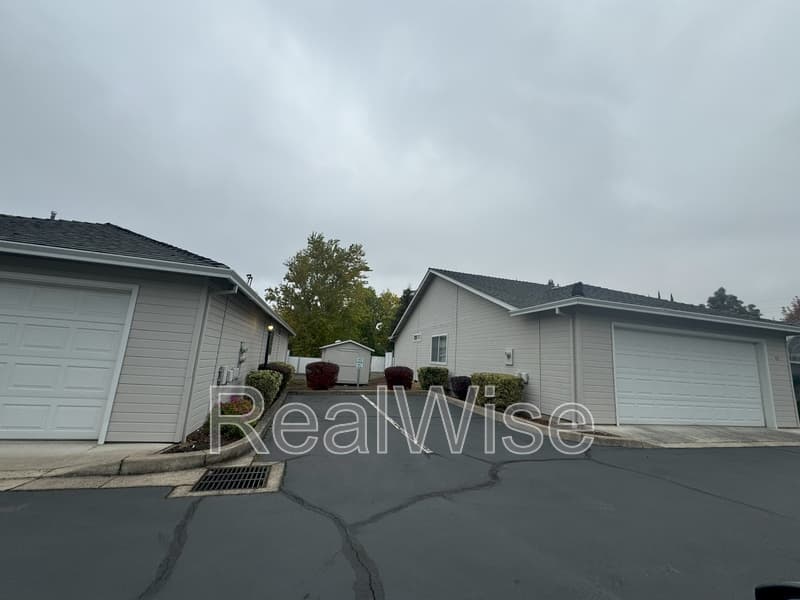Medford Townhome: 1221 Skeeters Ln