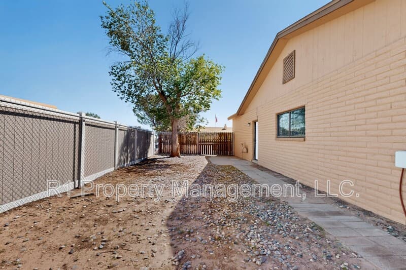 Rio Rancho House: 209 Villa Verde Drive Southeast