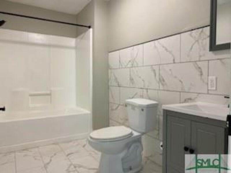 Savannah Condo: 1000 West 53rd Street - Lower Unit
