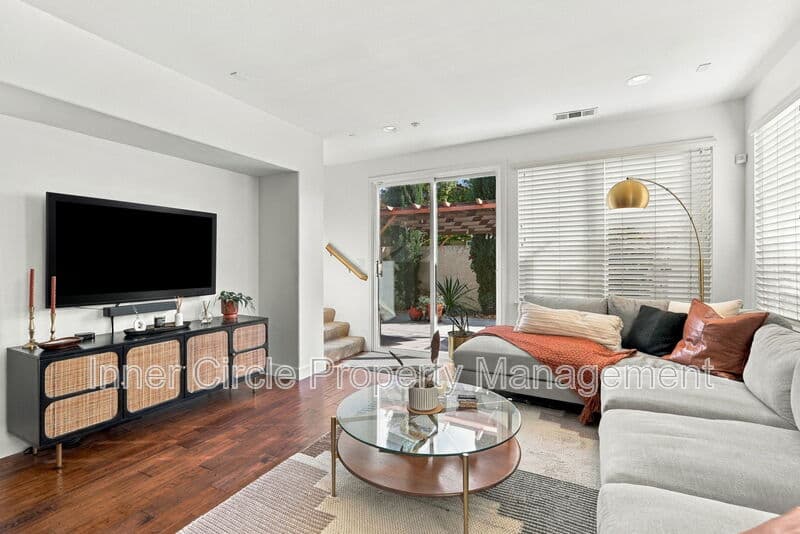 Brentwood House: 374 Olive Street