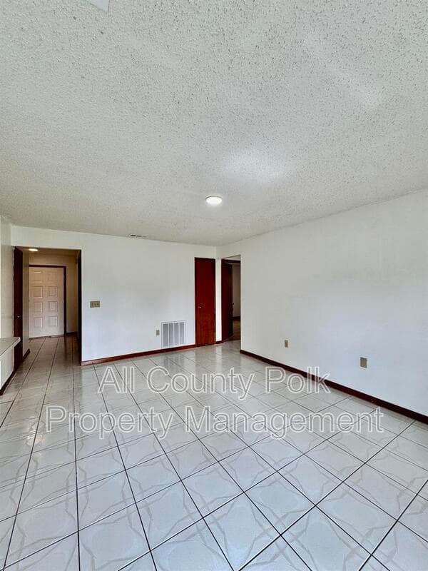 Lakeland House: 3919 Lehman Ct