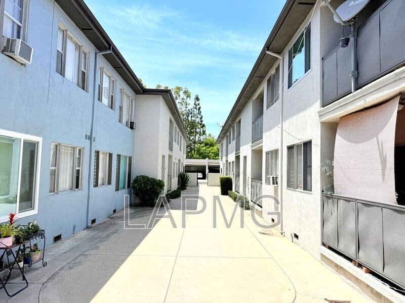 Inglewood House: 119 N Hillcrest Blvd