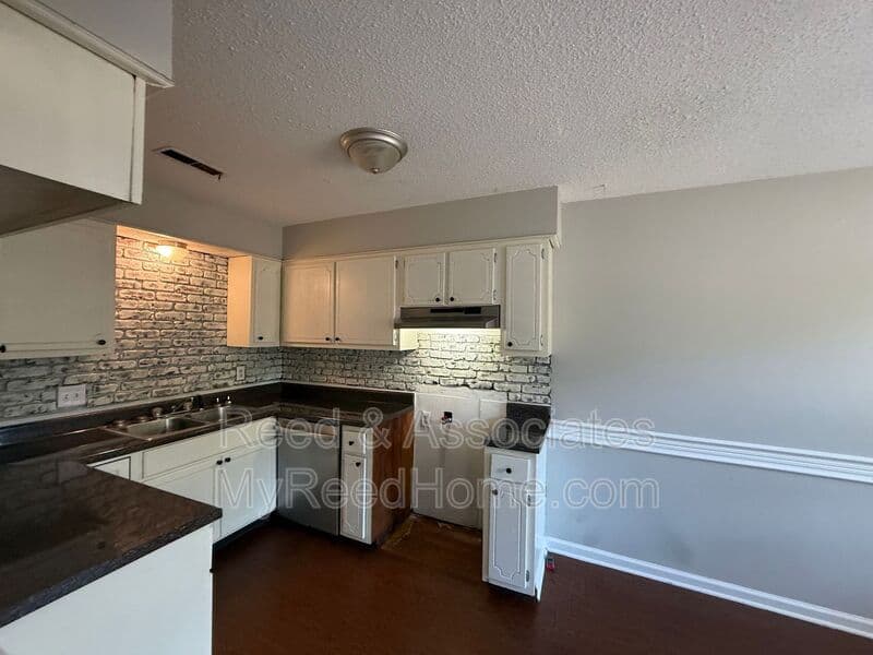 Southaven House: 892 Oaklawn Place