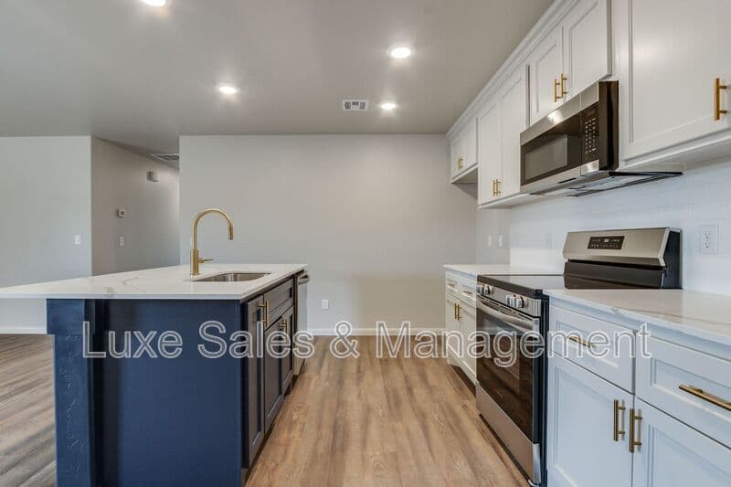 Edmond House: 400 Keiths Way