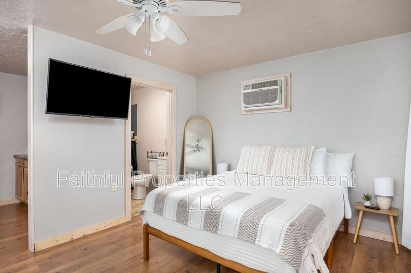 Tyler House: 13584 Farm to Market Road 14