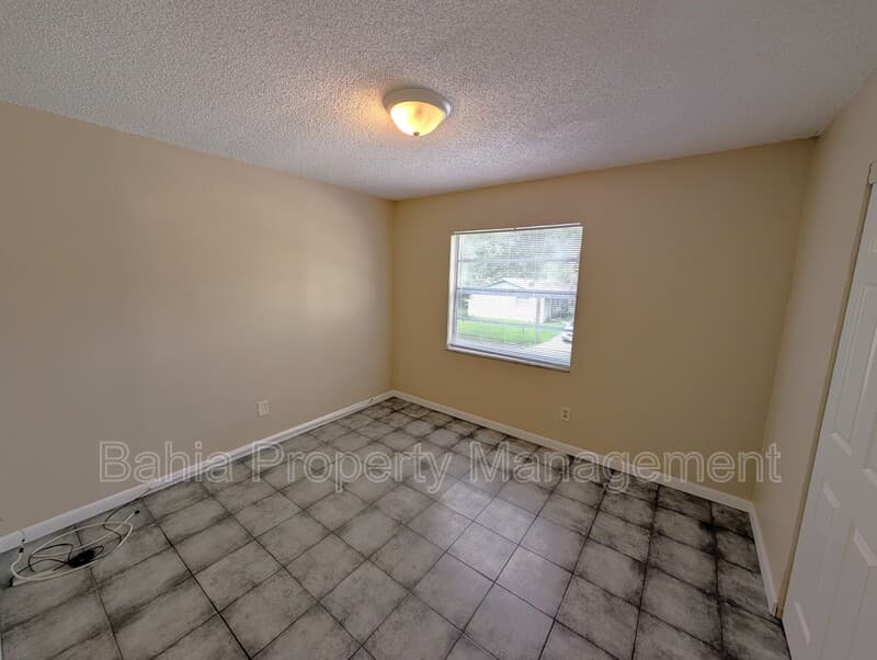 Tampa House: 3307 N 77th St