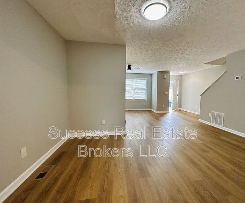Kennesaw House: 1016 Kennesborough Rd NW