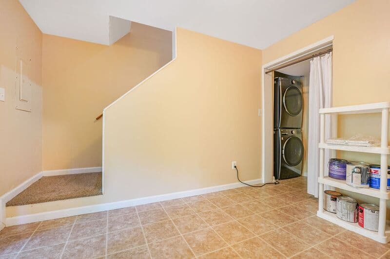 Fredericksburg House: 128 kings Mill Drive