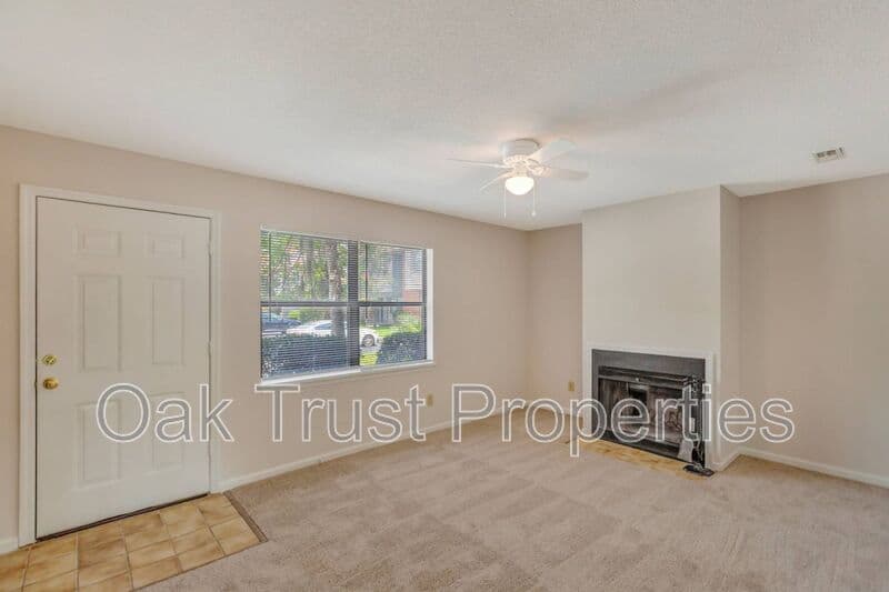 Summerville Townhome: 593 Travelers Blvd