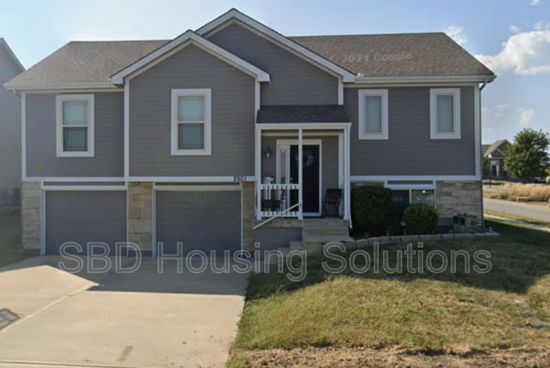 Blue Springs House: 8901 SW 8th St