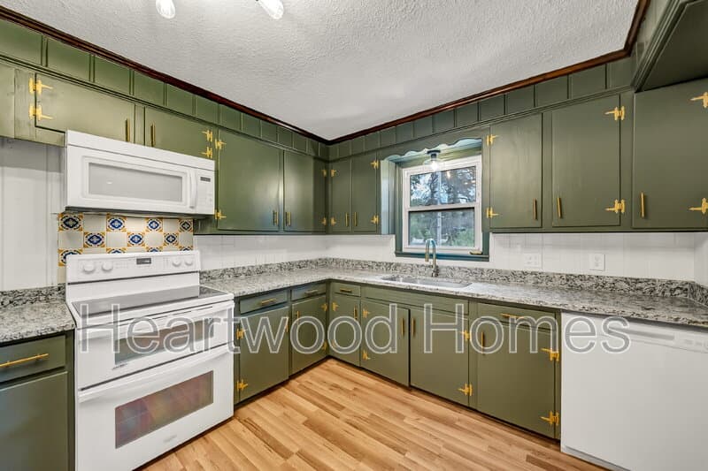 Columbia Condo: 1911 Cermack St