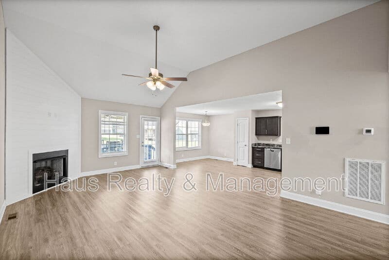 Clarksville House: 314 Lugano Ln