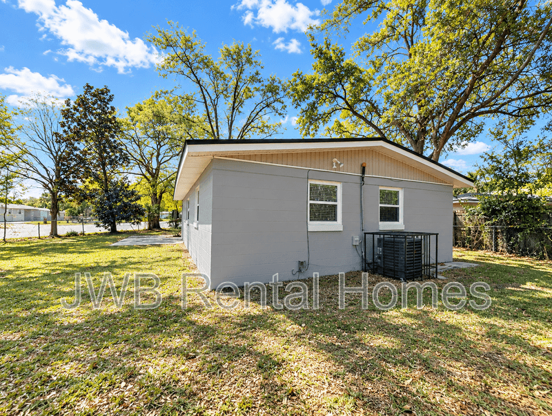 Jacksonville House: 6735 Miss Muffet Ln N