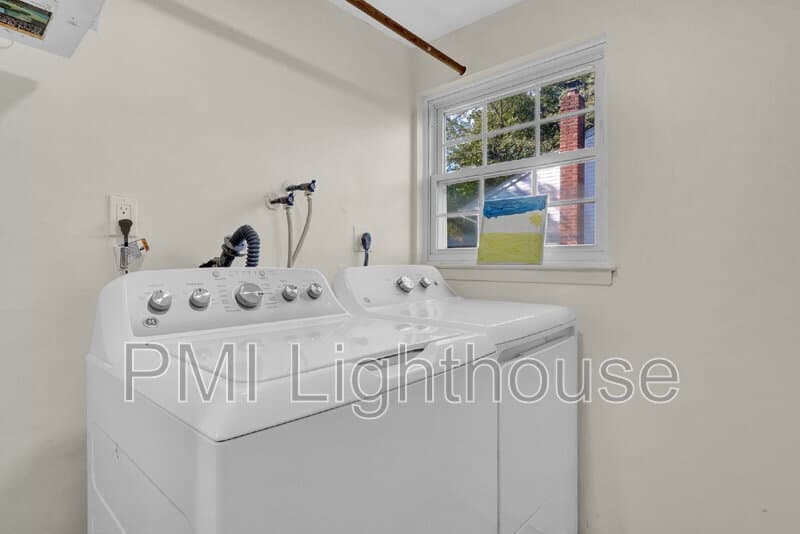 Huntington Station House: 164 W 19th St