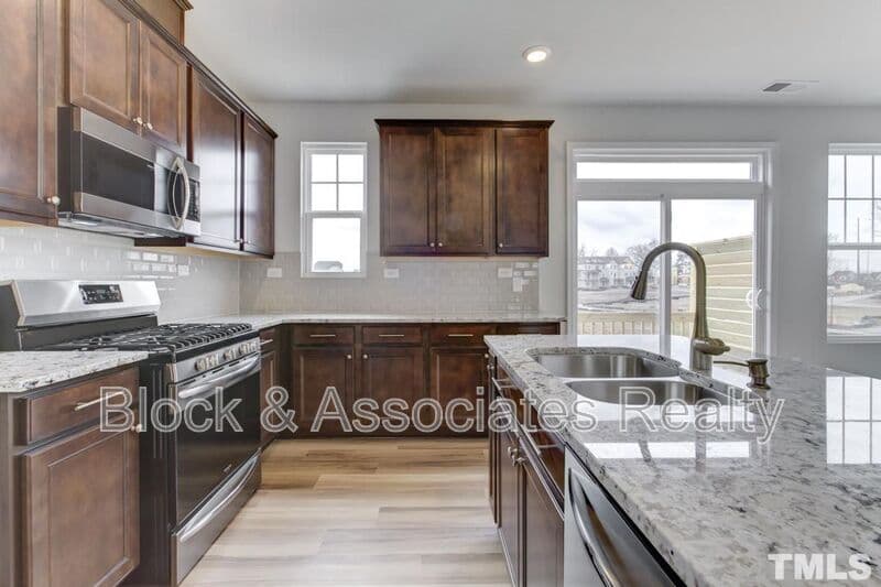 Apex House: 2909 Great Lawn Road