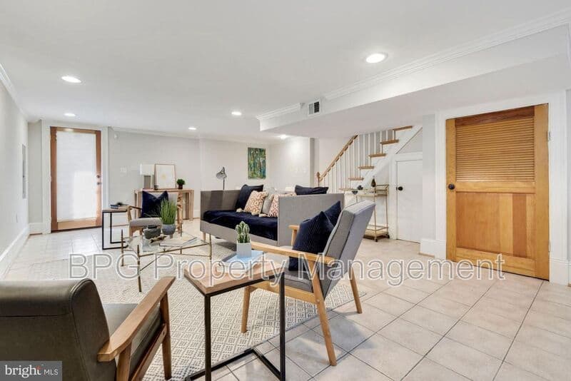 Washington House: 431 Manor PL NW